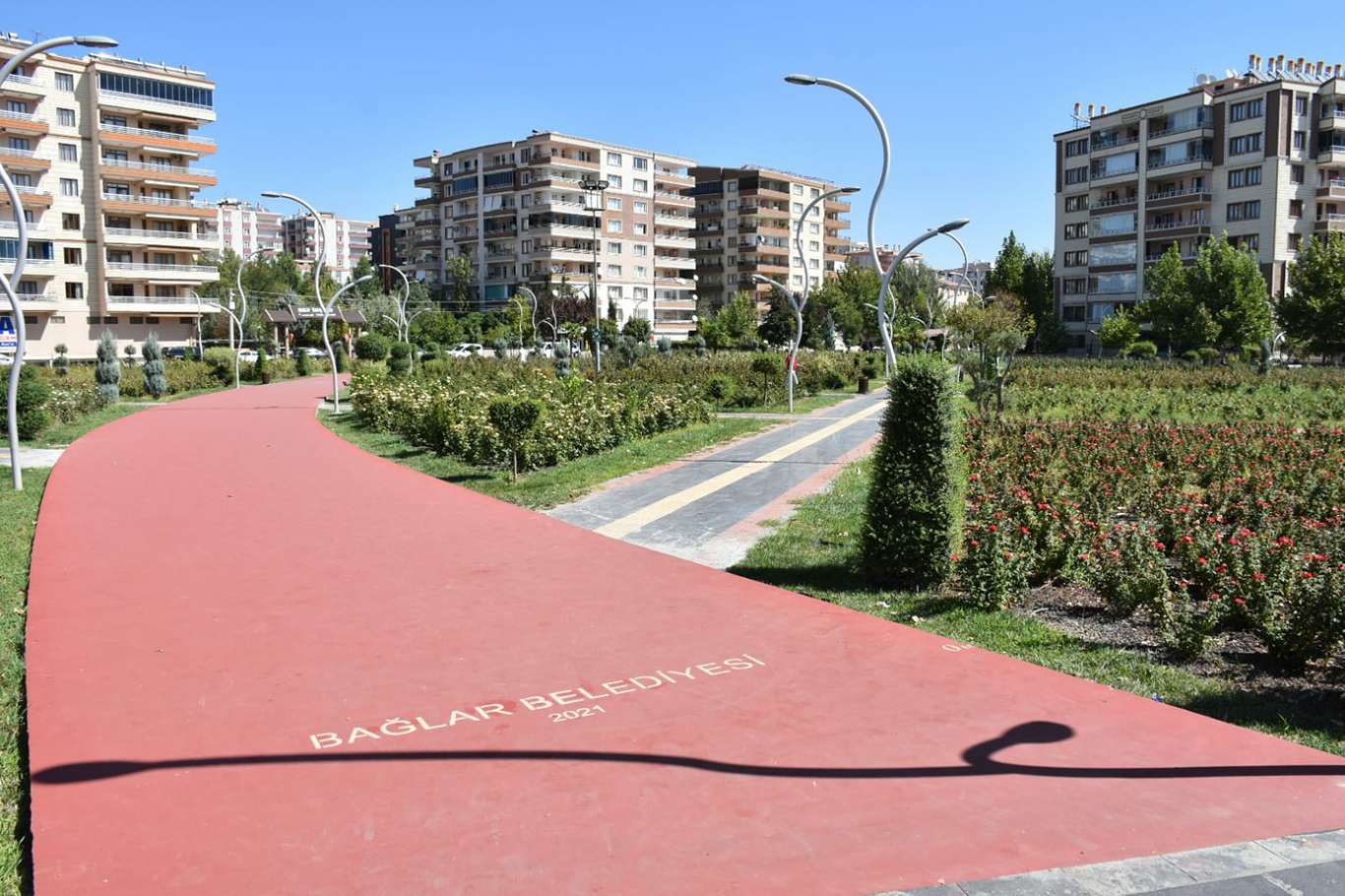 Park alanlarındaki yürüyüş yolları yenilendi